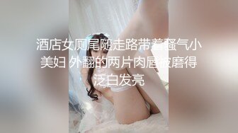 无毛白虎少妇近距离特写骑乘主动激情啪啪，上下快速套弄蠕动，不够爽按摩器震动阴蒂，灵活大屁股扭动猛烈撞击