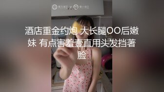 亚洲女孩与她的毛茸茸的猫擦公鸡，让他暨在内裤