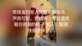 公园抓拍到一个 不穿内裤的无毛小骚货