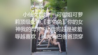 一臉淫蕩相的浪女,白裙紅鞋黑情趣內內更風騷