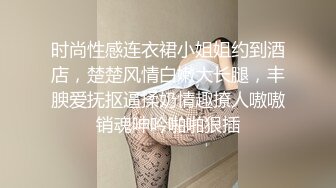 破解家庭摄像头监控偷拍跟父母睡一个炕上的年轻小夫妻在父母旁边女的帮老公摸鸡巴，男的给女的摸逼调情啪啪~2