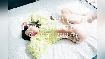 大哥太牛逼了，明目张胆的偷拍女厕都被几个漂亮女生发现，居然还发出淫荡的笑声