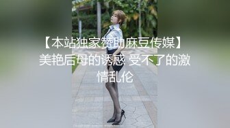 科技园女厕格子裙黑打底清纯小美女 两片湿滑的红嫩唇缝看着馋人