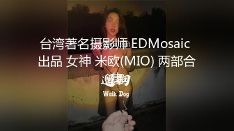 【新片速遞】  可爱嫩妹【小晶晶】年龄不大超会玩，一身黑衣搔首弄姿，手指扣穴全是水，水晶假屌爆插