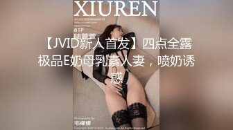  三人创业小团队直播赚钱，男主女主沙发上激情大战享受其中，摄影师还要兼职讲解