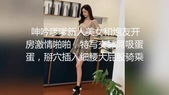 有点变态的大叔车上找了一个美女 抠她的B看着她的B打飞机就是不操