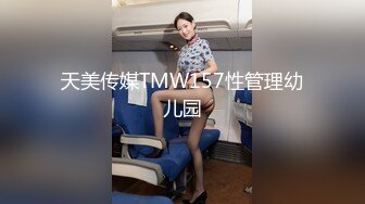 两个妹子脱光衣服练习完模特步就被眼镜小哥双飞