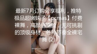 小区楼下女厕近距离偷窥红衣白裙美女的小黑鲍