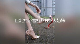 露脸清纯反差小母狗『屁小六』粉粉的小狗，爸爸快来认领一下~水上露出有陌生男子摸我奶奶有点尴尬