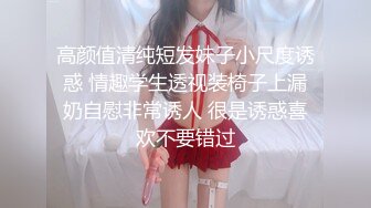 荒郊野外的小湖边，风骚少妇勾搭钓鱼小哥，逼里塞着跳弹扒下小哥的内裤口交，露脸的无毛骚逼在车内被小哥爆草