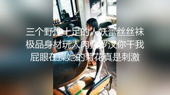 【新片速遞】中性打扮短发眼镜美女，没穿内裤玻璃黄瓜爆插小穴，掰开紧致嫩穴捅入，没搞几下流出白浆，插得娇喘低吟很是诱人