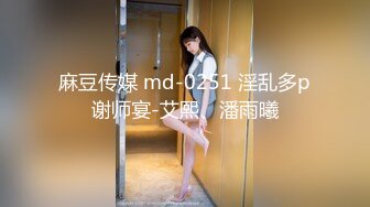 画室的清纯学妹，等待她去上厕所一饱眼福，下面也是如此地纯洁得体，尿完时阴唇一张一合地蠕动 太迷人了！