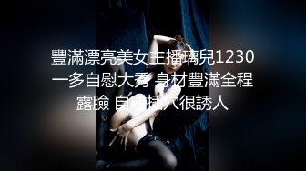 合租房冒死门缝偷窥 对门的美女洗完澡出来换衣服身材还挺不错