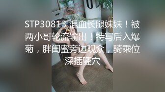  风骚姐妹花露脸伺候小哥哥玩双飞，互动狼友撩骚给小哥喂着奶子享受骚逼的交服务，各种抽插激情上位干射了