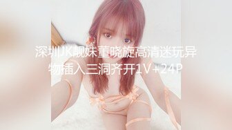 白色床单上的美女