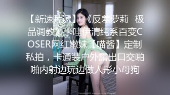 新来的小美女露脸直播，初次下海听指挥狼友让干啥就干啥，奶子比心，掰开逼逼看特写看着还很嫩，精彩又刺激