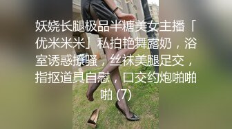 好骚的老板娘，全程露脸开着店门自己在店里骚，真空上阵外卖行人匆匆，店内春色满屋，自慰骚穴浪荡呻吟