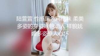 新来的清纯小美女和好姐妹在一张床上被大哥调教，扒光了揉奶玩逼，带上套子就是疯狂抽插爆草，射完了还抠逼