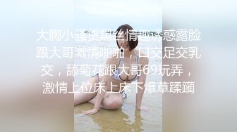 22歲騷女友故意跑到公廁，視訊玩跳蛋給男友看，突然被隔壁的聲音嚇一跳！