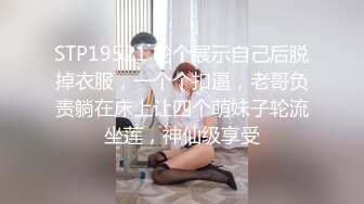 草地上玩弄自己的无毛穴