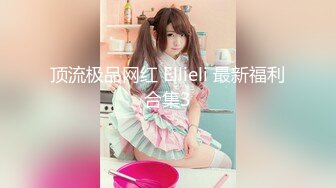   三男两女激情5P玩弄骚嫩的妹子，全程露脸小骚货给大哥一起交大鸡巴，让小哥揉奶抠逼