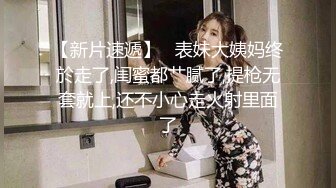 骚老婆爱群交一人伺候两骚男，一看就是良家小少妇口交大鸡巴，被小哥各种抽插抱起来干骚逼，一个草完另一个插