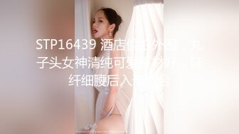 镜子前面操反差婊最爽了！网红脸美女跪着胯下吃鸡还对着镜子后入，大奶子一甩一甩 充满征服感