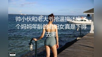 美女尿急找不到厕所，到小巷解决发现被偷拍也无可奈何，憋不住了