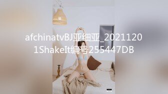 【新片速遞】  商场女厕全景偷拍戴工牌的美女❤️尿完尿反复使劲的擦逼 也不怕擦秃噜皮了