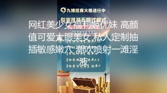   穿着开档丝袜撅着屁股勾搭农民工，大哥一点也不客气啊上去就抠逼，掏出鸡巴后入