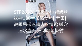 大辫子花姑娘镜头前露脸被大哥玩逼，颜值不错逼逼也很大直接让大哥用手淘玩拳交，雪花啤酒塞入骚穴抽插呻吟