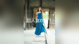 某办公楼厕所门板下看两位刚结婚的小少妇