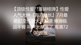 小哥会所找的按摩女，年纪不小服务很好，给小哥按摩撩骚舔乳头吃鸡巴，配合小哥各种抽插爆草，叫声骚浪刺激