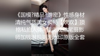 公共厕所女厕内盗摄偷拍，极品美腿黑丝服务员，最后一个妹子太纯了，厕所门没有反锁，只能一边拉绳关门一边放水