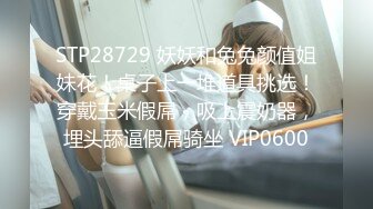   双马尾嫩妹带上眼镜更诱惑张开双腿摩擦无毛肥穴振动棒进出抽插猛捅