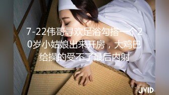 《母子乱伦》趁妈妈喝多找朋友来和妈妈一起玩3P开发她的屁眼