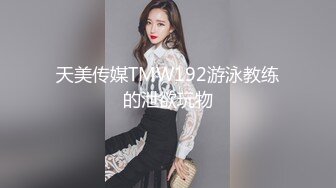 偷拍美女裙底风光 成都车展银色连衣裙细高跟极品美女，白色窄内 UR级反差骚货黑丝筒袜配情趣开档内裤