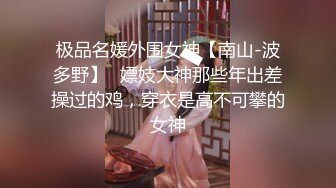 妖艳人妻露脸激情4P伺候三个大鸡巴，肚兜情趣高跟诱惑享受三个大鸡巴的蹂躏爆草，无套草穴内射中出口爆大屌