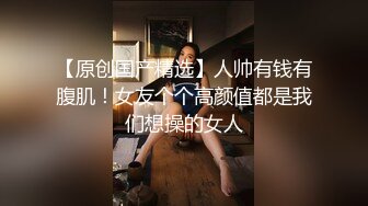 闺蜜在家照样脱光了陪狼友嗨，互动撩骚听指挥，揉奶玩逼自慰呻吟还跟闺蜜撩骚