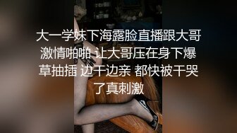 老婆自己扣逼，也不忘了穿黑丝