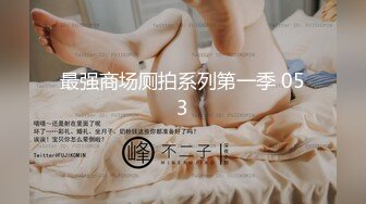 男：’这是我们的足球宝贝，来，跪下，过来，对对这样吃。‘ 女友：’不要拍啦，你会不会给人看？‘