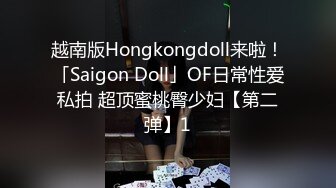 颜值身材都很不错的球衣小妹穿上性感的黑丝跟大哥激情啪啪，撸着大哥的鸡巴让大哥抠逼玩弄，无套抽插内射