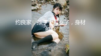 【新片速遞】 ⭐包臀裙露腰套装美女街边秀恩爱被抄底圆点内裤