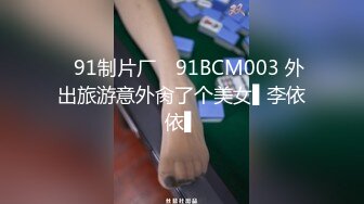 cd 元气少女鹿：好几天没去露出啦，这次专门找了个比较亮的路口，身后一直有骑士们经过，河边遛弯的两个大爷