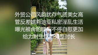 街拍 高挑美女憋不住路边小解