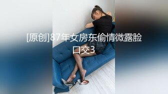 当我被吸引男人的眼睛盯着时，我随波逐流拍了一张照片