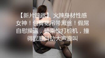 【熟女控】微信附件聊到的一个成熟姐姐，夏天扒光衣服在家吃饭，录了发给我看，还表演个吞吐香肠，真有味呀！