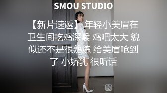 四川乡村美少妇春季到来,到别家菜地擡起裙子露出,菜地摘根黄瓜就插自己臊茓