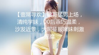  极品圆润美臀小少妇居家夫妻啪啪，跪着按头深喉插嘴，开档黑丝翘起大屁股后入